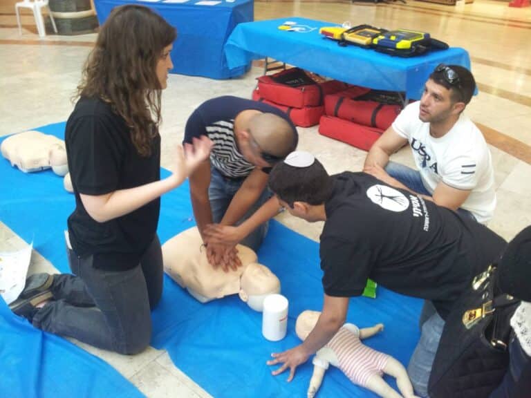 קורסים והדרכות עזרה ראשונה עם אמיתי