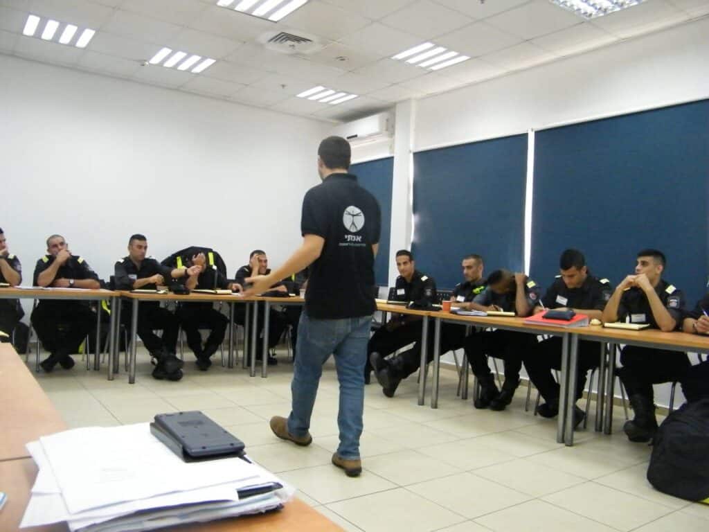 קורסים והדרכות עזרה ראשונה עם אמיתי