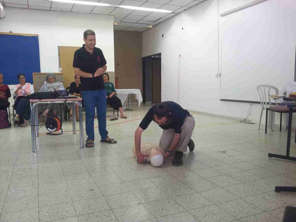 מה עושים עם אדם חווה התקף אפילפטי?